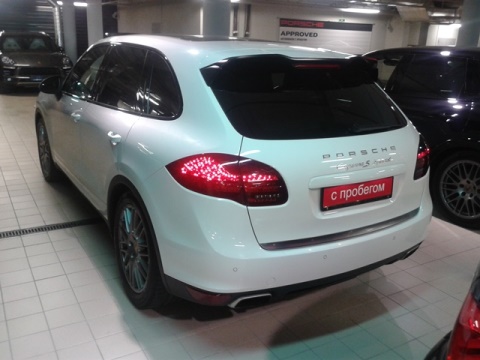 Porsche Cayenne S Hybrid сзади в Екатеринбурге